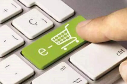 AI transforming e-commerce for Indian SMEs, enhancing operations and customer experience by 2025.