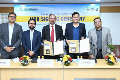 SCM Spectrum - FIEO and Credlix executives signing an MoU to support Indian exporters with financial and logistical solutions.