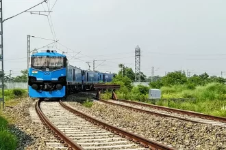 scm spectrum - Officials signing MoU between Invest UP and Indian Railways to boost logistics in Uttar Pradesh