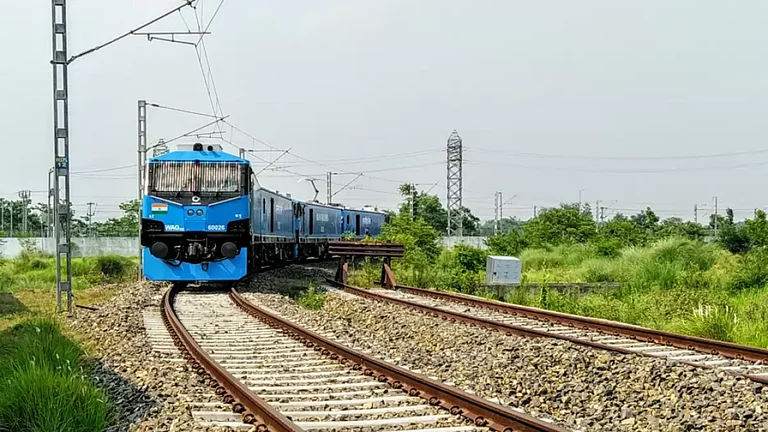 scm spectrum - Officials signing MoU between Invest UP and Indian Railways to boost logistics in Uttar Pradesh