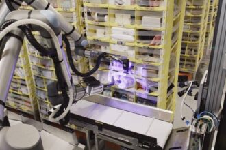SCM SPECTRUM - Amazon’s Vulcan robot performing warehouse tasks with tactile sensing technology