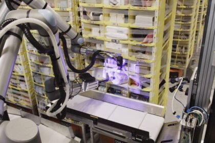 SCM SPECTRUM - Amazon’s Vulcan robot performing warehouse tasks with tactile sensing technology