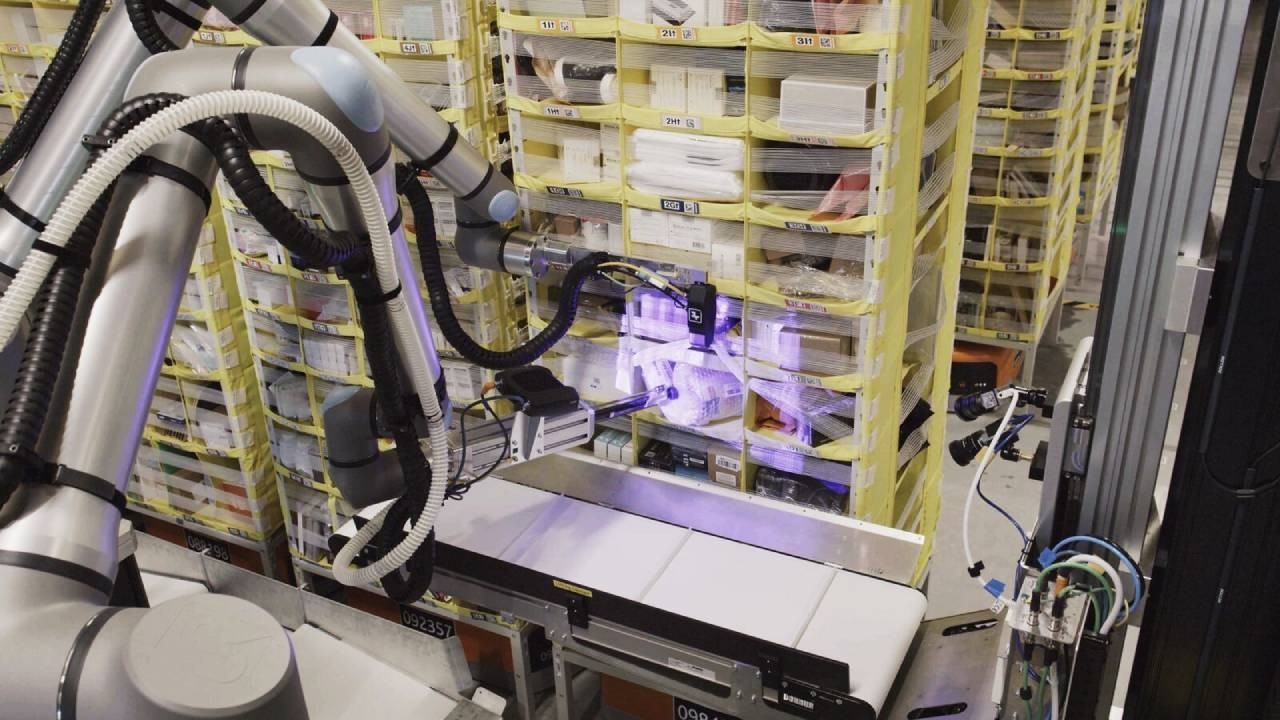 SCM SPECTRUM - Amazon’s Vulcan robot performing warehouse tasks with tactile sensing technology